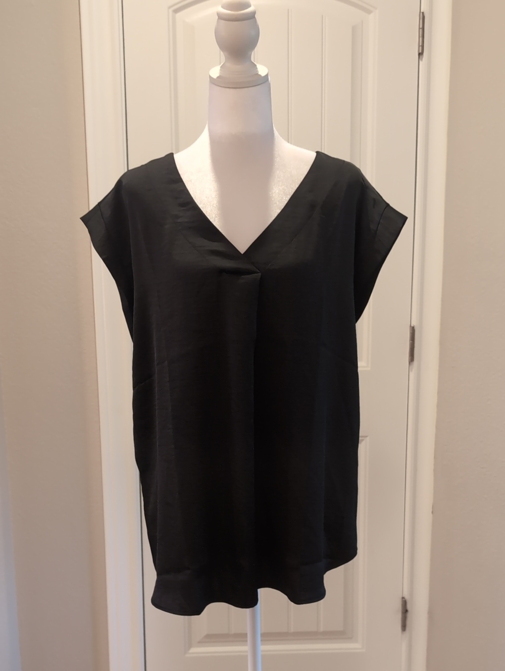 LOFT Black V-Neck Cap Sleeve Tunic Top